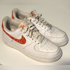 Nike Air Force 1 Low '07 ESS sneakers in the "Orange Paisley"